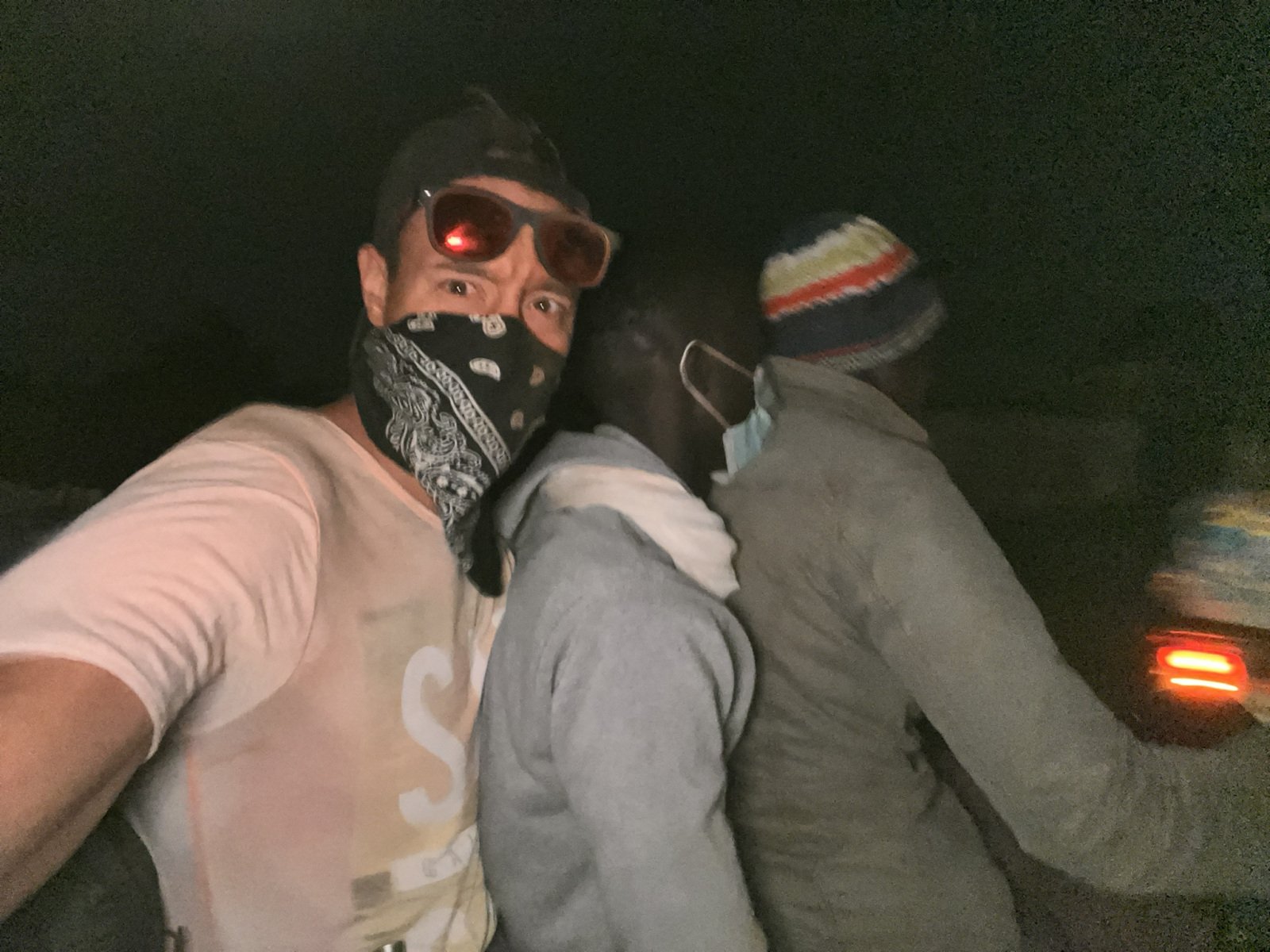 zu 3. auf Motorrad in Guinea