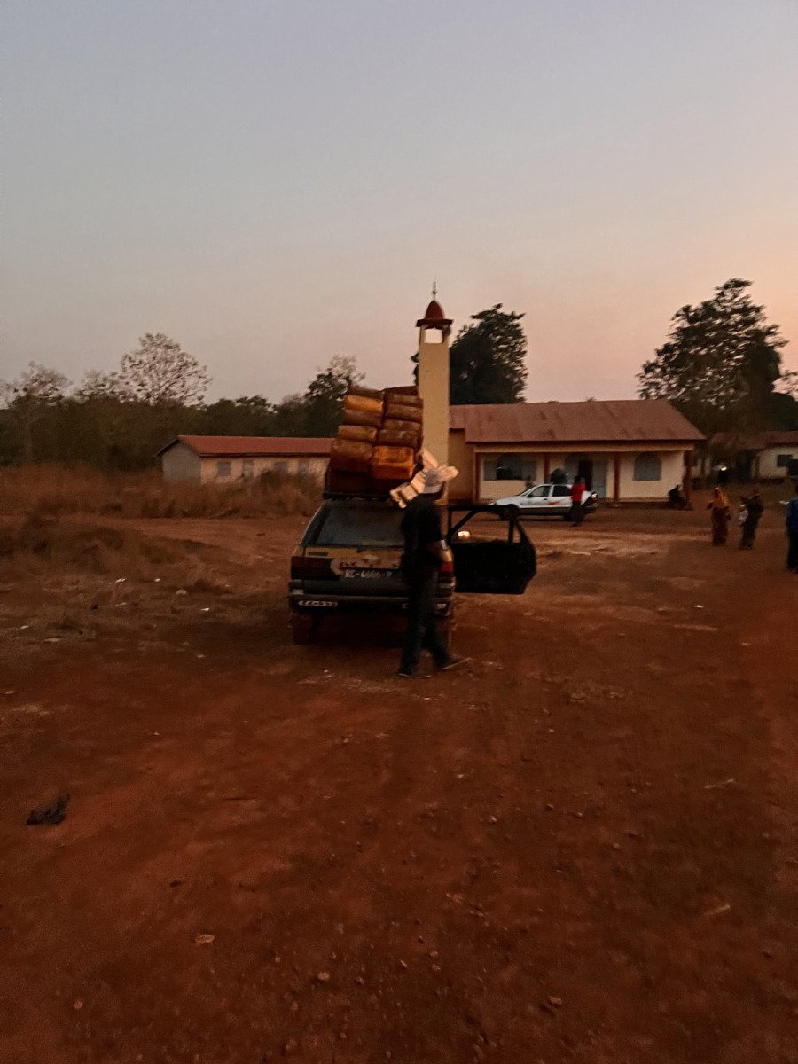 Gebetspause auf dem Weg nach Labé - Guinea