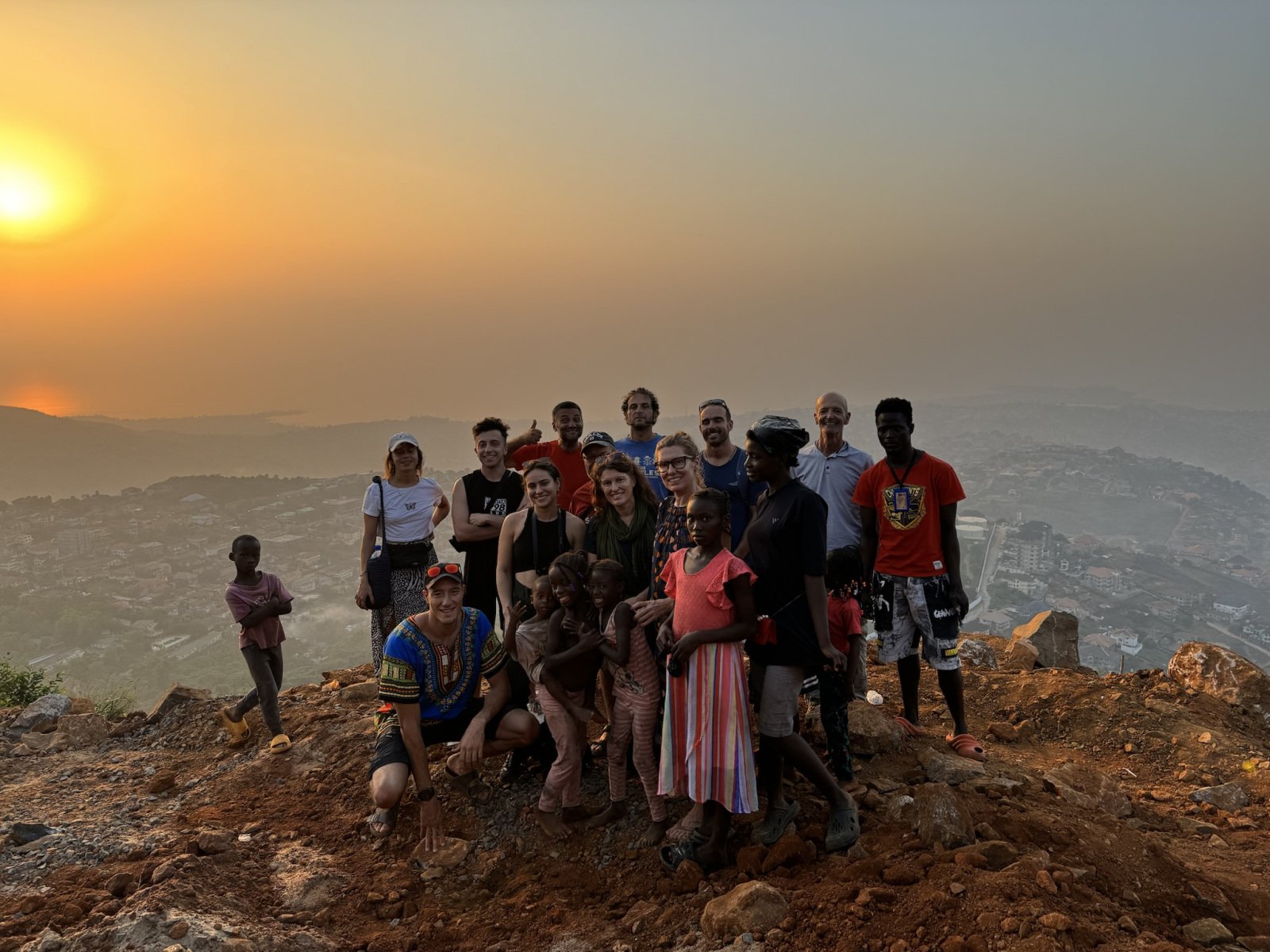 Gruppenbild mit anderen Adventure Backpackers in Freetown